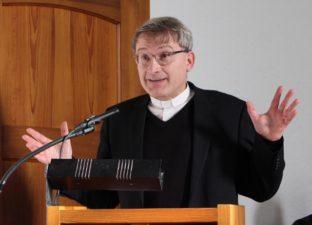 Der katholische Pfarrer Frank D. Niemeier bei seinem Grußwort nach dem Gottesdienst