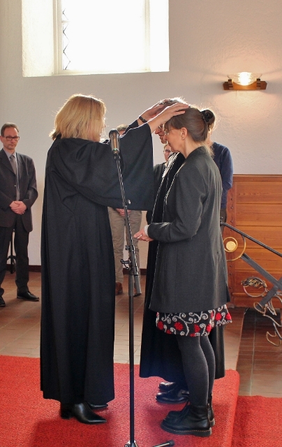 Superintendentin Martina Espelöer segnet das Ehepaar Horst bei der Entpfichtung