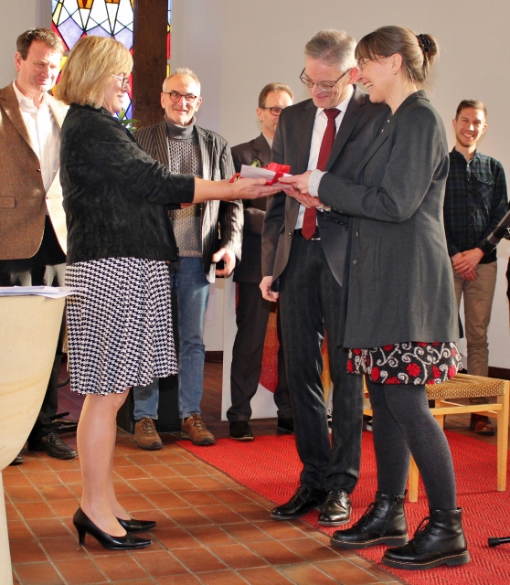 Anne Kluge vom Presbyterium überreicht das Geschenk der Gemeinde